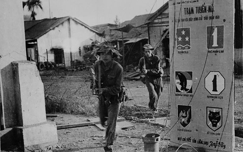 Quân giải phóng đánh chiếm trại lính ở Đông Hà. Ảnh: TTXVN