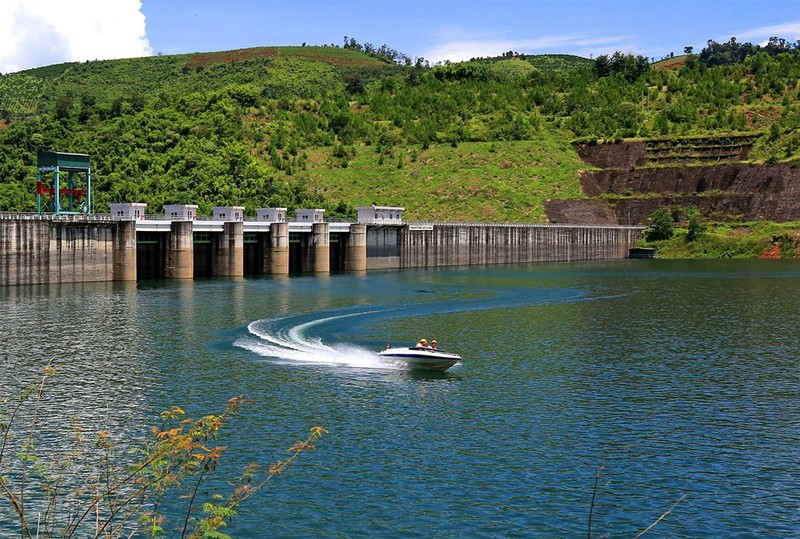 Công nhân Công ty Thủy điện Đồng Nai (GENCO1) kiểm tra an toàn hồ, đập thủy điện Đồng Nai 3. Ảnh: Ngọc Hà