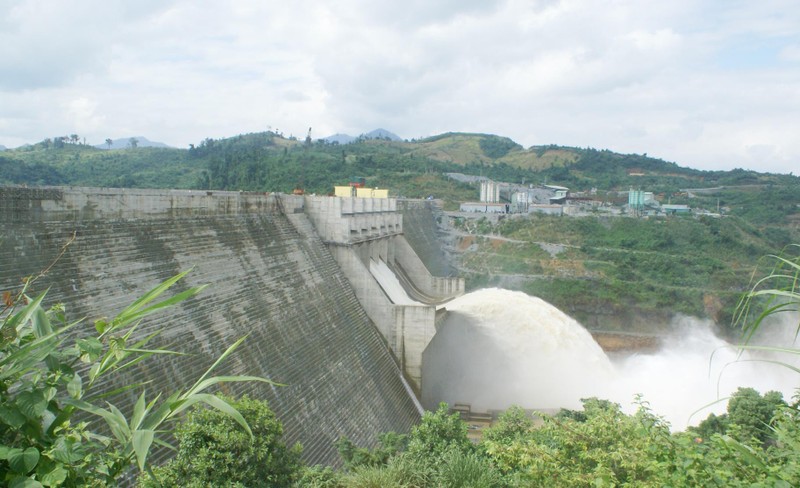 Nhà máy thủy điện Sông Tranh 2 vận hành điều tiết nước trong mùa lũ.