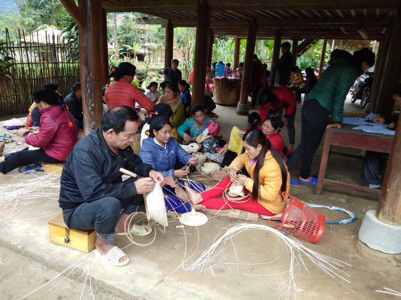 Đào tạo nghề mây tre đan cho người dân huyện Xín Mần, tỉnh Hà Giang. Ảnh: KHÁNH TOÀN 