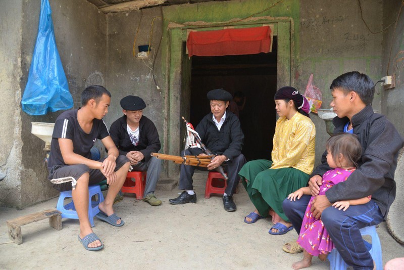 Nghệ nhân Vàng Chá Thào (ngồi giữa) truyền dạy văn hóa truyền thống cho người dân.