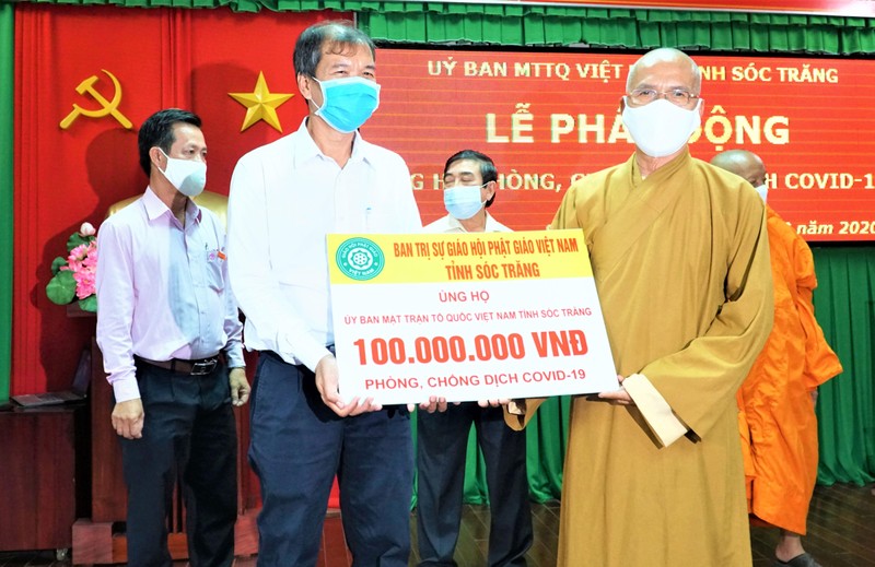 Hòa thượng Thích Minh Hạnh trao 100 triệu đồng do Giáo hội Phật giáo tỉnh Sóc Trăng đóng góp vào Quỹ Phòng, chống dịch Covid-19 tỉnh.