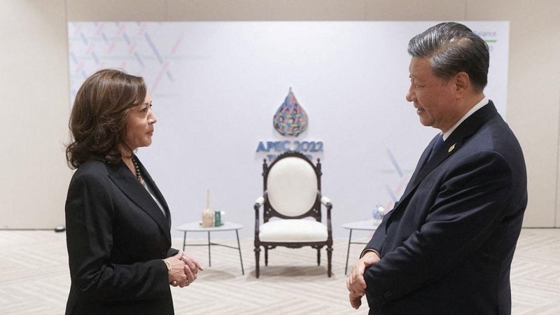 Chủ tịch Trung Quốc Tập Cận Bình (bên phải) và Phó Tổng thống Mỹ Kamala Harris gặp nhau bên lề Hội nghị APEC. 