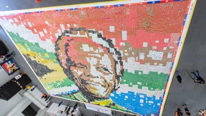 Bức tranh khảm chân dung cựu Tổng thống Nelson Mandela. (Nguồn: iol.co.za/TTXVN)