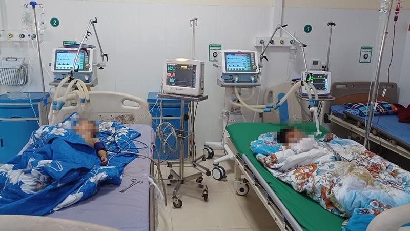 Hai cháu bé đang được điều trị tại Bệnh viện Đa khoa Thảo Nguyên Mộc Châu. (Ảnh: VĂN SỸ)