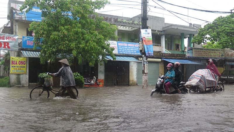 Các tuyến đường trên địa bàn phường Tiền Phong (thành phố Thái Bình) ngập sâu.