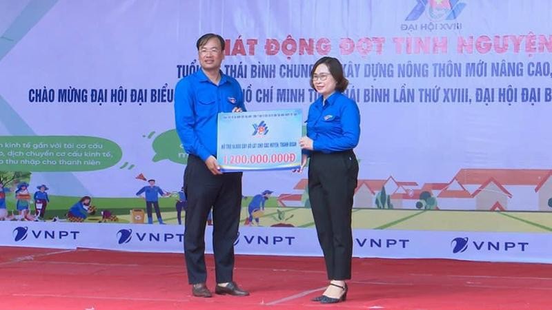 Bí thư Tỉnh đoàn Thái Bình Thiệu Minh Quỳnh (bên trái) trao biển tặng 14.000 cây xanh trị giá 1 tỷ 200 triệu đồng cho các huyện, thành đoàn trên địa bàn tỉnh.