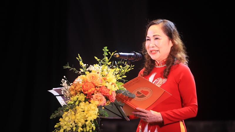 Nghệ sĩ nhân dân Trịnh Thúy Mùi, Chủ tịch Hội Nghệ sĩ Sân khấu Việt Nam phát biểu tại lễ khai mạc Liên hoan. (Ảnh: QUANG TẤN)