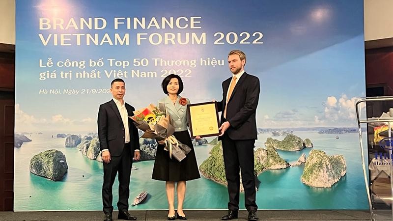 Đại diện Brand Finance trao chứng nhận “Vinamilk - Thương hiệu sữa lớn thứ 6 thế giới” cho Bà Bùi Thị Hương - Giám đốc Điều hành Vinamilk.
