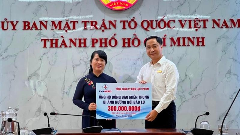 Đại diện Tổng Công ty Điện lực Thành phố Hồ Chí Minh trao 300 triệu đồng ủng hộ đồng bào miền trung gặp khó khăn do cơn bão số 4 gây ra.