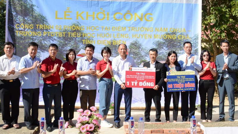 Lãnh đạo Sở Xây dựng tỉnh Điện Biên cùng lãnh đạo Ngân hàng Nông nghiệp và Phát triển nông thôn tỉnh Quảng Ninh trao kinh phí xây dựng điểm trường Nậm Chua.