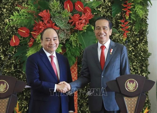 Chủ tịch nước Nguyễn Xuân Phúc và Tổng thống Indonesia Joko Widodo. (Ảnh: Thống Nhất/TTXVN)