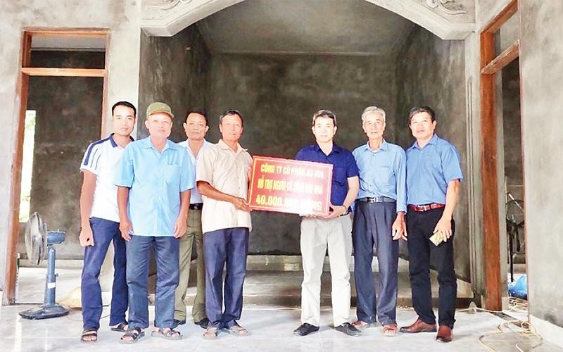 Công ty cổ phần Ao Vua trao kinh phí hỗ trợ xây nhà cho người có công tại huyện Ba Vì. (Ảnh TRẦN OANH) 