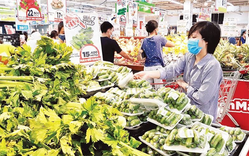 Người tiêu dùng mua sắm thực phẩm tại siêu thị Big C Thăng Long. 