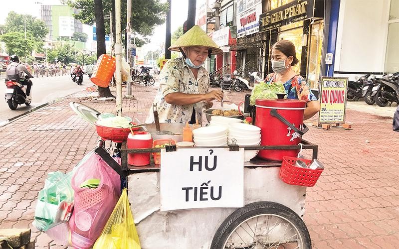 Bà Lê Thị Dậu, quê Quảng Ngãi, mưu sinh bằng nghề bán hủ tiếu tại Thành phố Hồ Chí Minh. 
