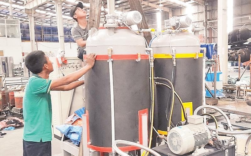 Kỹ sư và công nhân vận hành thiết bị phục vụ chế tạo sản phẩm cơ khí tại Công ty TNHH Cơ điện Khôi Nguyễn, quận Bình Tân. (Ảnh CTV) 