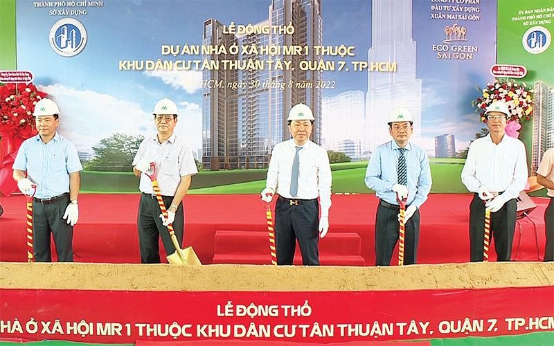 Lãnh đạo Sở Xây dựng Thành phố Hồ Chí Minh cùng chủ đầu tư khởi công xây dựng dự án nhà ở xã hội MR1 thuộc khu dân cư Tân Thuận, quận 7. 