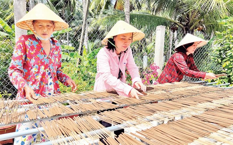 Mô hình khởi nghiệp của cô giáo Ngô Song Ðào giải quyết việc làm cho nhiều lao động nữ ở địa phương. 