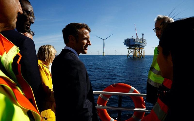 Tổng thống Macron thăm trang trại điện gió đầu tiên của Pháp. (Ảnh REUTERS) 