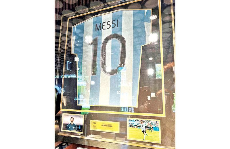 Áo thi đấu đội tuyển Argentina của Messi tại Bảo tàng FIFA.