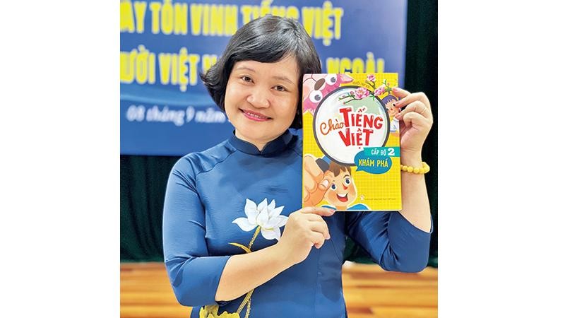 TS Nguyễn Thụy Anh với tập 2 trong bộ sách Chào Tiếng Việt vừa ra mắt.