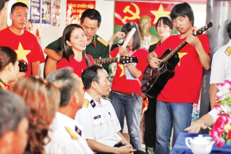 Đoàn các doanh nghiệp Việt Nam do Tập đoàn FPT tổ chức ra thăm quần đảo Trường Sa. 