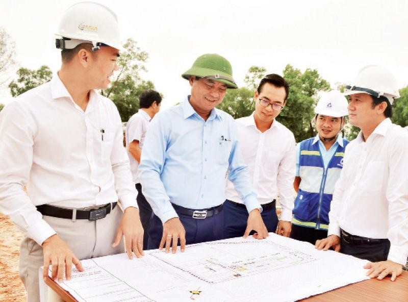 Phó Bí thư Tỉnh ủy, Chủ tịch Ủy ban nhân dân tỉnh Quảng Trị Võ Văn Hưng kiểm tra thực địa Dự án Nhà máy sản xuất Inox và thép hợp kim ở Khu kinh tế Đông Nam. 