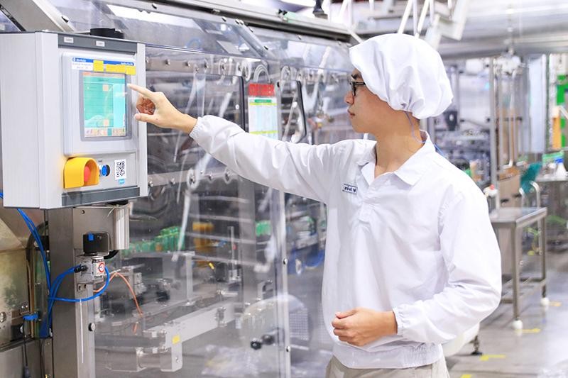 Kỹ sư Nhà máy Nestlé Bông Sen (tỉnh Hưng Yên) kiểm tra, giám sát thông số thiết bị trong quá trình sản xuất.