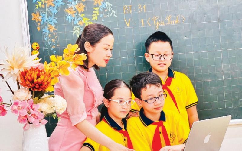 Cô giáo Trần Thị Mai Trang luôn truyền cảm hứng tích cực cho các em học sinh say mê học tập, khám phá.