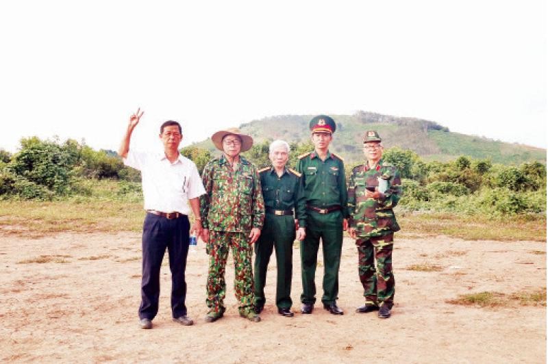 Thiếu tướng Lộ Khắc Tâm (đầu tiên bên phải), cựu chiến binh Nguyễn Cao Phong (ở giữa) thăm lại chiến trường Đăk Tô.