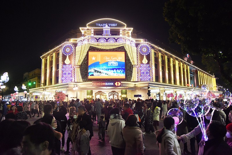 Người dân tập trung tại phố đi bộ Hồ Gươm ở trung tâm Thủ đô Hà Nội chào đón năm mới 2023. (Ảnh TRẦN HẢI)