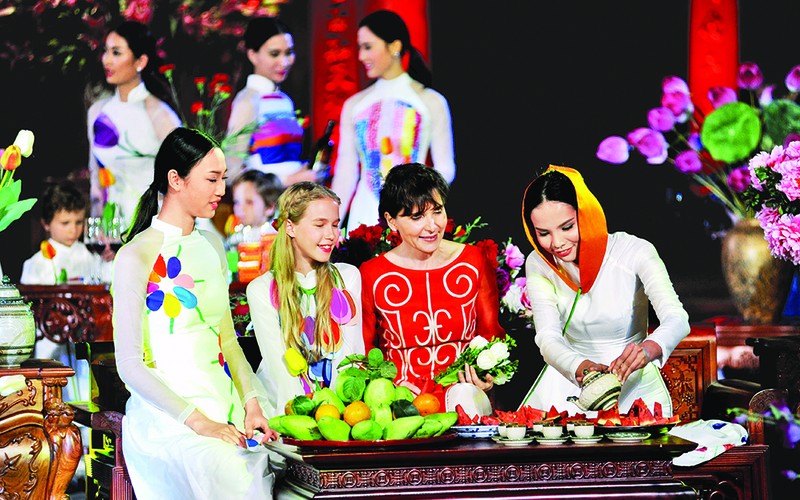 Các giá trị truyền thống tốt đẹp là bệ đỡ cho hệ giá trị con người Việt Nam mới.Ảnh: Thanh Giang