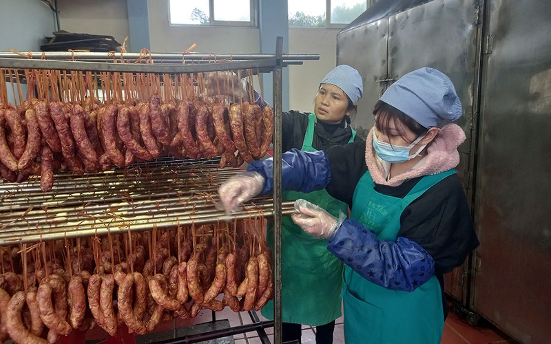 Sản xuất lạp sườn phục vụ Tết tại Hợp tác xã Tâm Hòa, thành phố Cao Bằng, tỉnh Cao Bằng.