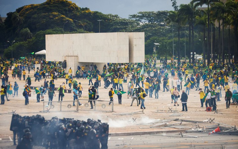 Người biểu tình bên ngoài tòa nhà Quốc hội Brazil. (Ảnh REUTERS)