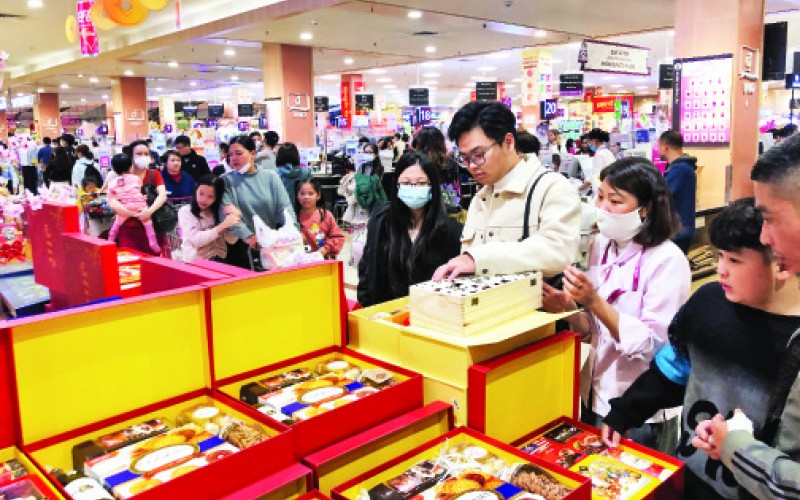 Người dân Hà Nội mua sắm hàng hóa tại siêu thị Aeon Long Biên.