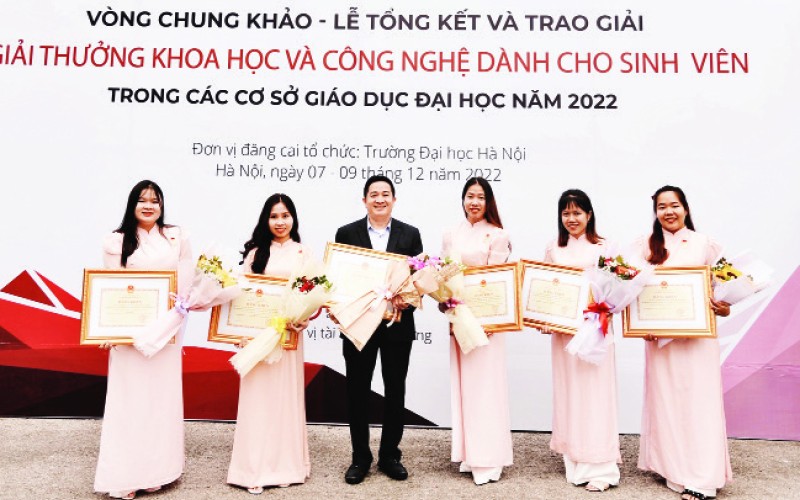 Sản phẩm cơm ăn liền của nhóm sinh viên Trường đại học Công nghiệp Thực phẩm Thành phố Hồ Chí Minh được trao Giải thưởng Khoa học và Công nghệ dành cho sinh viên năm 2022. (Ảnh Nhà trường cung cấp)