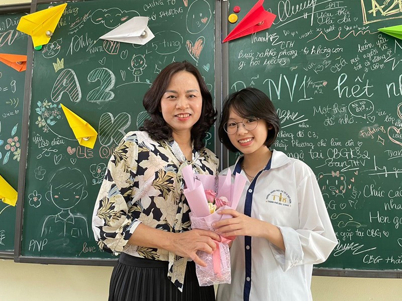 Cô giáo Nguyễn Thị Minh Nguyệt và học trò.