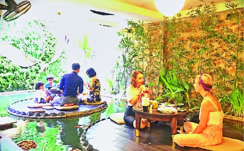 Thực khách ăn chay tại một nhà hàng chay ở thành phố.