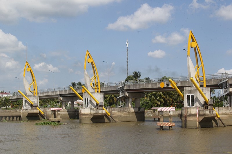 Cống Vũng Liêm (Vĩnh Long) phát huy tốt hiệu quả bảo vệ nguồn nước tưới tiêu và sinh hoạt của người dân trên địa bàn. (Ảnh BÁ DŨNG)