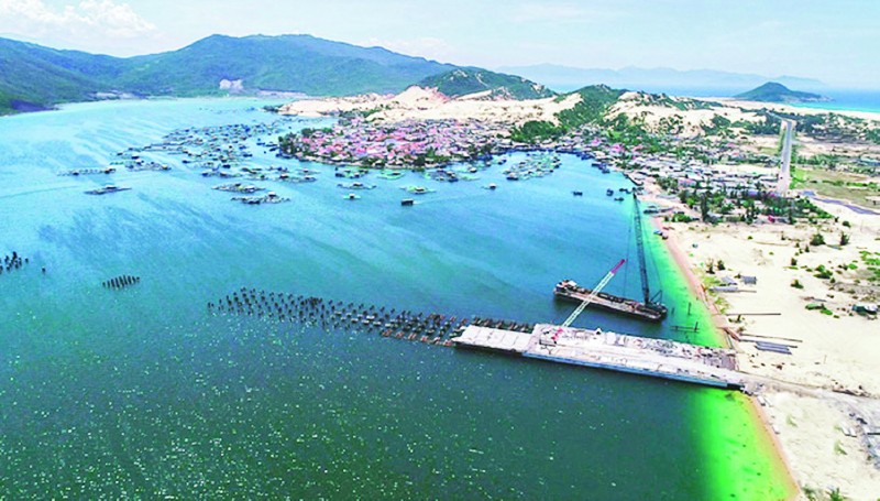 Vịnh Vân Phong có tiềm năng trở thành cảng trung chuyển quốc tế.
