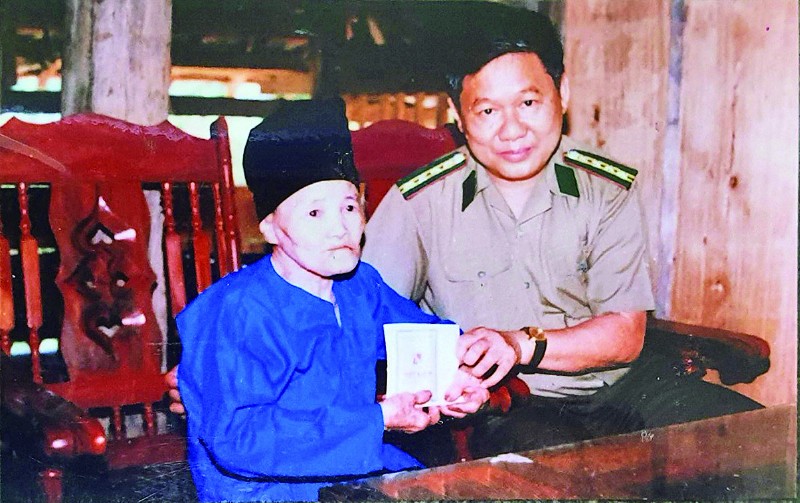 Thiếu tướng Phạm Hữu Bồng tặng sổ tiết kiệm cho bà mẹ Việt Nam anh hùng Trương Thị Hoa. 