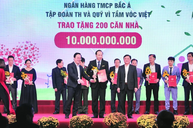 Đại diện Ngân hàng TMCP Bắc Á, Tập đoàn TH và Quỹ Vì Tầm Vóc Việt ủng hộ 10 tỷ đồng hỗ trợ xây dựng 200 căn nhà cho người nghèo, người có hoàn cảnh khó khăn tại Nghệ An giai đoạn 2023-2025. 