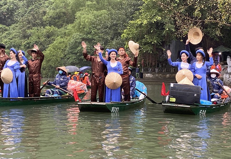 Hát quan họ trong Lễ hội Tràng An ở Ninh Bình thu hút đông khách du lịch. (Ảnh XUÂN TRƯỜNG)