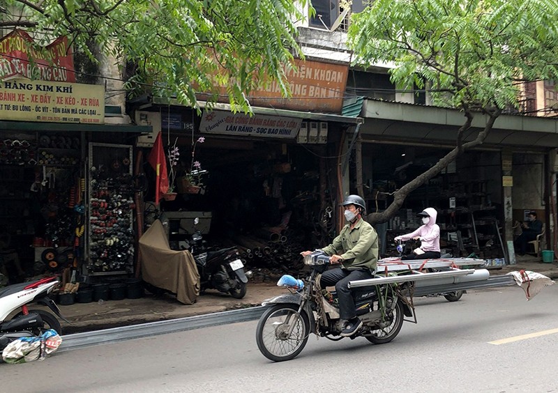 Xe máy chở hàng cồng kềnh ở Hà Nội