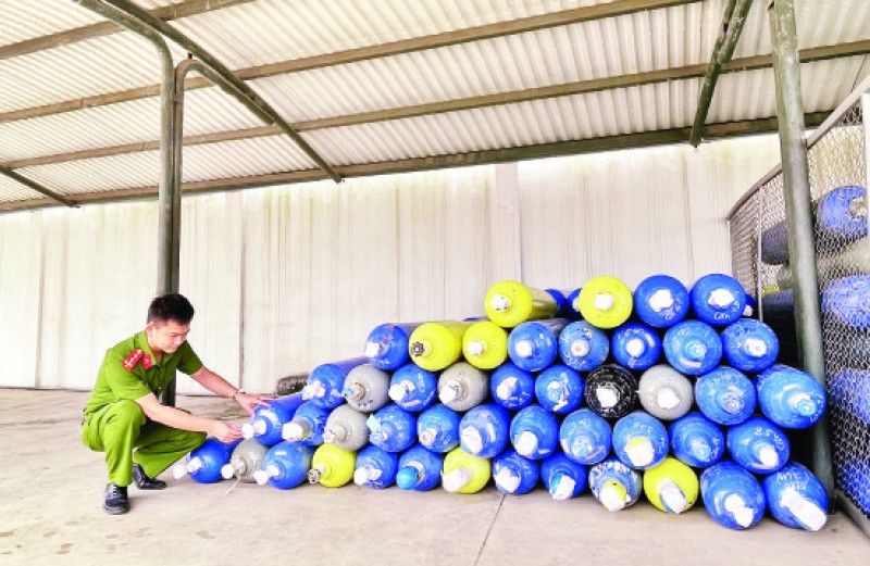 Một kho tập kết các bình chứa khí cười N2O ở thành phố Hạ Long, tỉnh Quảng Ninh bị lực lượng công an phát hiện.