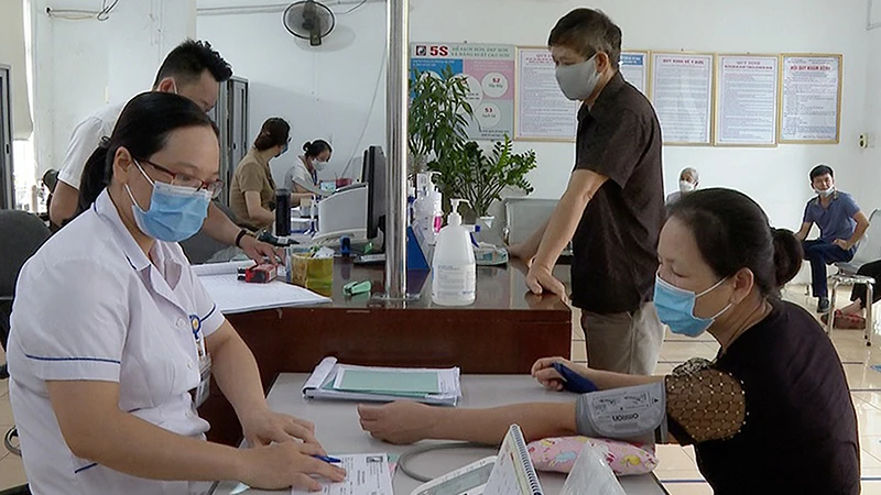 Bác sĩ Bệnh viện Y học cổ truyền tỉnh Cao Bằng khám sức khỏe cho người bệnh có thẻ bảo hiểm y tế. (Ảnh TRỌNG THỤ)