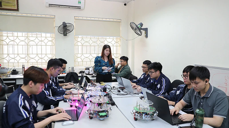 Sinh viên Đại học Quốc gia Hà Nội trong giờ học về điện tử viễn thông.