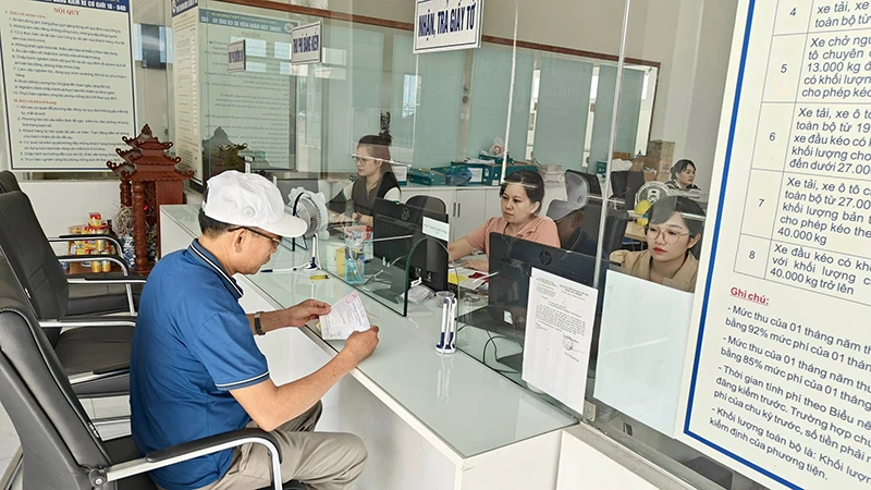 Người dân làm thủ tục đăng kiểm tại Trung tâm Đăng kiểm xe cơ giới 18-04D tỉnh Nam Định.