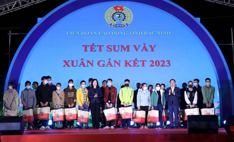 Bộ trưởng Y tế Đào Hồng Lan và Bí thư Tỉnh ủy Bắc Ninh Nguyễn Anh Tuấn trao quà Tết cho công nhân lao động.