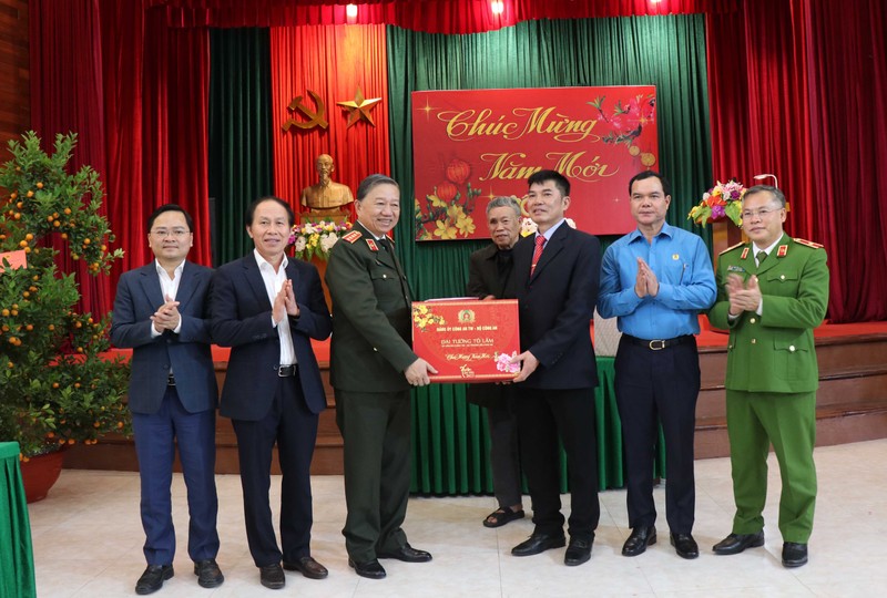 Bộ trưởng Công an Tô Lâm và các đại biểu tặng quà Trung tâm điều dưỡng thương binh Thuận Thành.